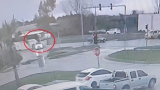 Kırmızı ışıkta durmak için yavaşlayan otomobile yolcu otobüsü çarptı