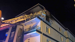 Kırşehirde 4 katlı binada yangın paniği... 3 kişi dumandan etkilendi