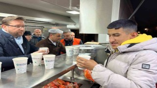 Kocaeli Büyükşehir Belediyesi Hızır 41 ekipleri Küçükçekmecedeki vatandaşlara çorba dağıttı