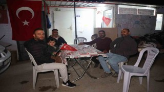 Konteyner kente kavga ihbarına gelen polisler pasta ve bayraklarla karşılandı