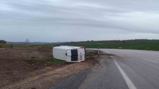 Kontrolden çıkan minibüs devrildi: 2 yaralı