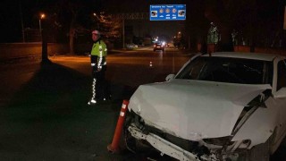 Kontrolden çıkan otomobil beton duvara çarptı: 1 yaralı