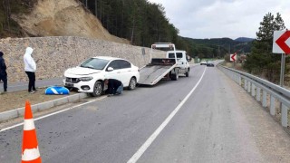 Kontrolden çıkan otomobil orta refüje savruldu: 2 yaralı