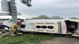 Kontrolden çıkan servis aracı refüje girdi: 1 bebek öldü, 5 kişi yaralandı