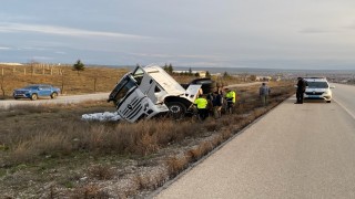 Konyada gübre yüklü tır şarampole devrildi