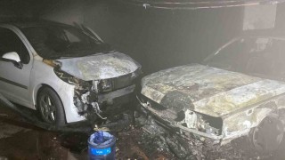 Konyada sitenin otoparkında 2 otomobil yandı