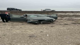 Konyada yoldan çıkan otomobil boş araziye inerek durabildi: 3ü çocuk 5 yaralı