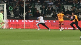 Konyaspor - Galatasaray maçında sahaya taraftar girdi