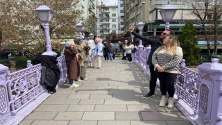Köprüde fotoğraf çektirmeden gitmiyorlar
