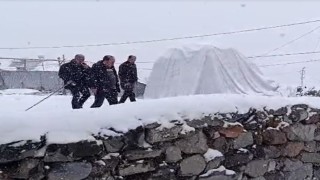 Köylüler güne kar yağışıyla uyandı
