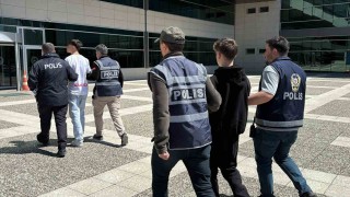 Kuaförün balkonundan girerek kasadan para çalan 2 şüpheli adliyede
