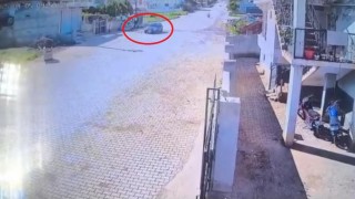 Küçük çocuğun otomobilin altında ezildiği anlar kamerada