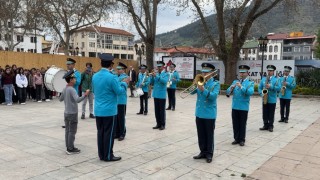 Küçük Eymenden 23 Nisanda gururlandıran performans