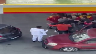 Küçükçekmecede akaryakıt istasyonunda sıra kavgası kamerada