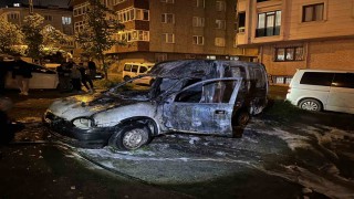 Küçükçekmecede park halindeki araç alev alev yandı