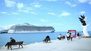 Kuşadasına ilk seferini yapan kruvaziyer 3 bin 560 turist getirdi
