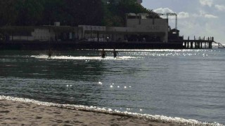 Kuşadasında yağmurlu havada deniz keyfi yaptılar