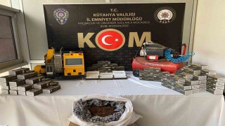 Kütahyada kaçak makaron ve fişek ele geçirildi
