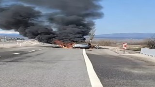 Kütahyada seyir halindeki otomobil alev alev yandı