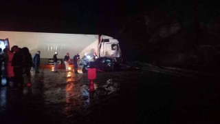Kütahyada tır, otomobilin üzerine devrildi: 1 ölü, 1 yaralı