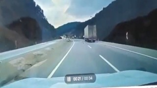 Kütahyada tır otomobilin üzerine devrildi