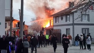 Kütahyada yanan ev kullanılamaz hale geldi