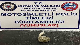 Kütahyada Yunus Timleri bir şahsın üzerinde uyuşturucu ele geçirdi