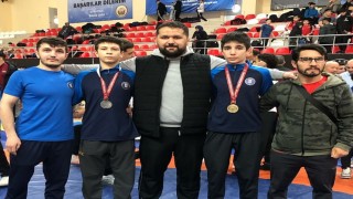 Kütahyalı güreşçiler Bilecikte madalyaları topladı