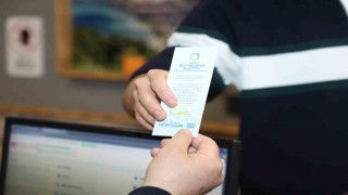 Kütüphaneye gelenlere kır çiçek tohumlu kitap ayraçları