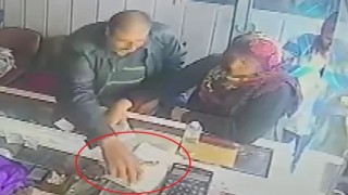 Kuyumcuda altın bakan şahıs kaşla göz arasında 100 bin TLlik altın bilekliği cebine attı