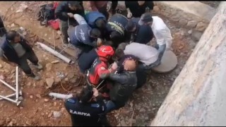 Kuyuya düşen işçiyi itfaiye kurtardı