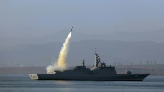 Kuzey Kore yeni savaş gemisindeki füze ve top sistemlerinin ilk test atışını gerçekleştirdi