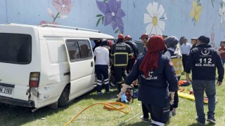 Lastiği patlayan minibüs refüjdeki işçiye çarptı: 5 yaralı