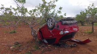 Lastiği patlayan otomobil fıstık bahçesine uçtu: 1 ölü, 2 yaralı