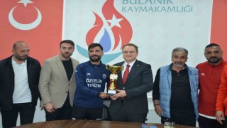 Lig şampiyonu Kopspor, kupasını Kaymakam Koşansuya takdim etti