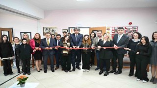 Lise öğrencileri Enver Ercanın kitapları ile yeni bir kütüphaneye kavuştu