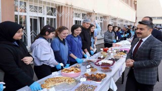 Lise öğrencileri kardeş okul için hayır panayırı düzenledi