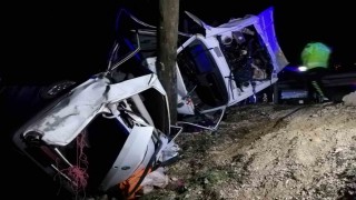 Malatyada otomobil aydınlatma direğine çarptı: 1 ölü, 2 yaralı