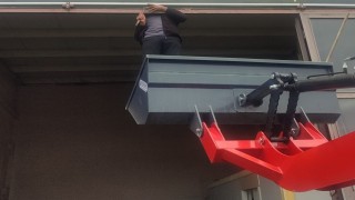 Malatyada pencereye sıkışan güvercini esnaf kurtardı
