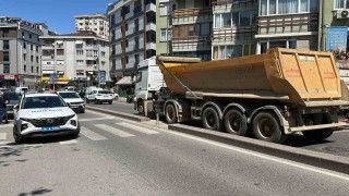 Maltepede hafriyat kamyonu yaya geçidindeki çifte çarptı