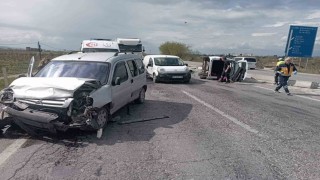 Manisada kamyonetler çarpıştı: 6 kişi ölümden döndü