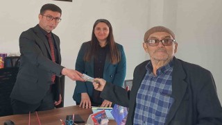 Manisada parasını kaybeden yaşlı adamın imdadına zabıta ekipleri yetişti