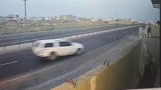Mardinde ‘dur ihtarına uymayan sürücünün polise çarpıp kaçtığı anlar kamerada