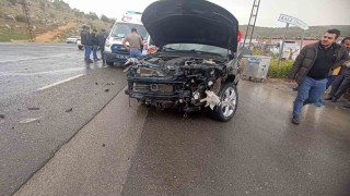 Mardinde hafif ticari araç otomobille çarpıştı: 2 yaralı