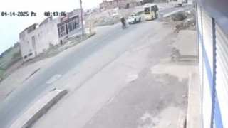 Mardinde motosikletin otomobil ile tıra çarptığı kaza kamerada