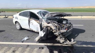 Mardinde otomobil demir bariyerlere çarptı: 1 yaralı