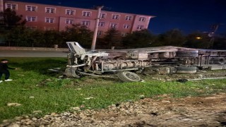 Mardinde tır ile hafif ticari araç çarpıştı: 6 yaralı