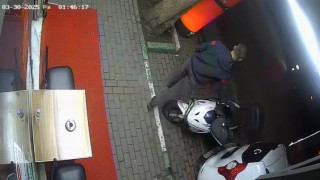 Markete girdi alışveriş yaptı, dışarı çıktı motosiklet çarptı