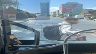 Mecidiyeköyde yolun ortasında otobüse binmek isteyen yolcu ortalığı birbirine kattı