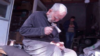 Mesleğinin son ustalarından: Durmuş Dede 60 yıldır bakırı sanata dönüştürüyor